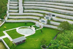 懋龙溪墓区前方水池