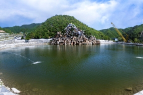 懋龙溪陵园龙池